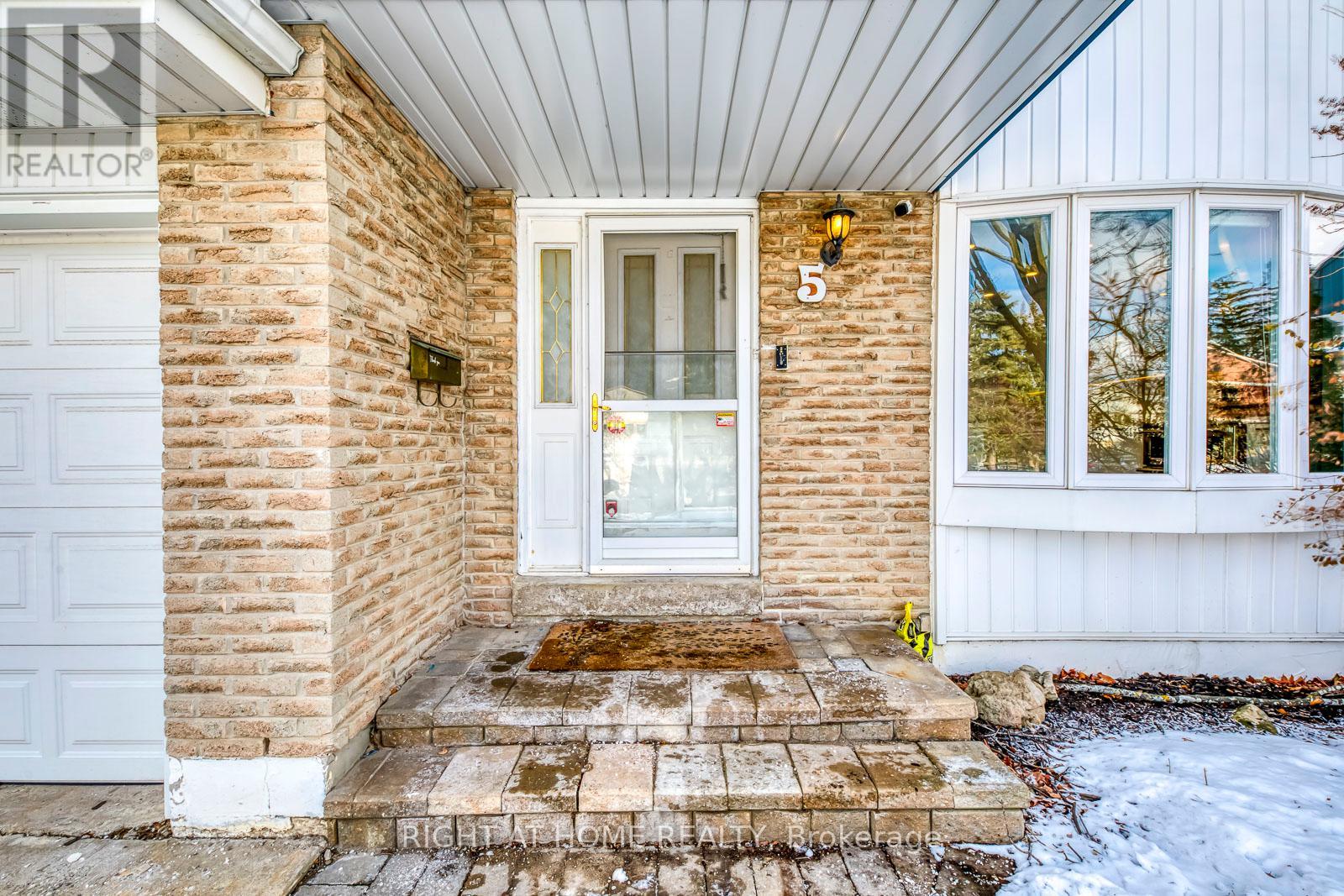 5 Bow River Crescent S, Mississauga, Ontario  L5N 1J1 - Photo 3 - W12632876