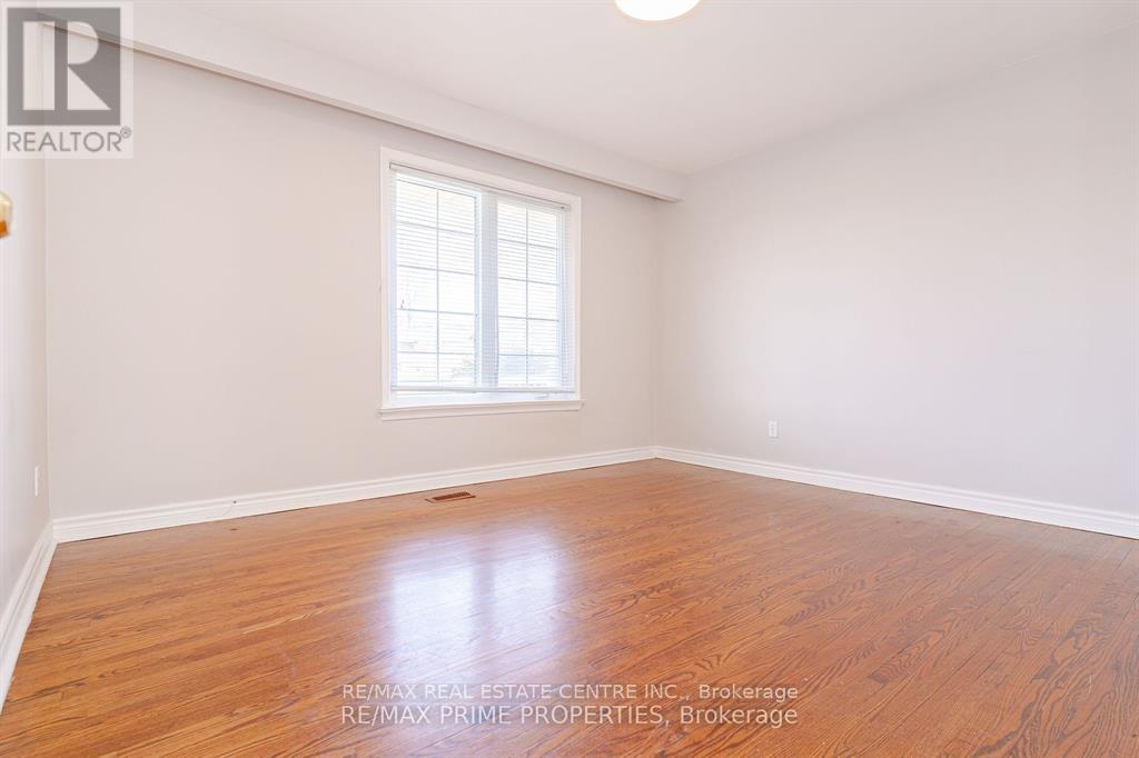 492 Pinegrove Road, Oakville, Ontario L6K 2C3 - Photo 12 - W12510810