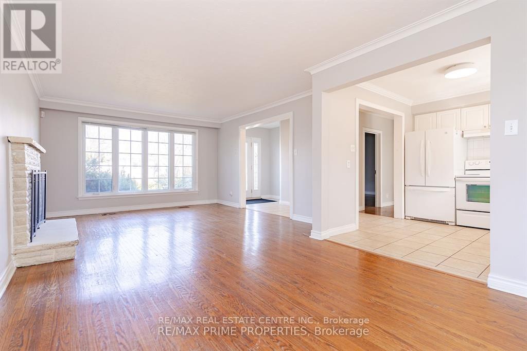 492 Pinegrove Road, Oakville, Ontario L6K 2C3 - Photo 10 - W12510810