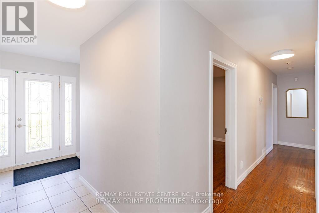 492 Pinegrove Road, Oakville, Ontario L6K 2C3 - Photo 11 - W12510810