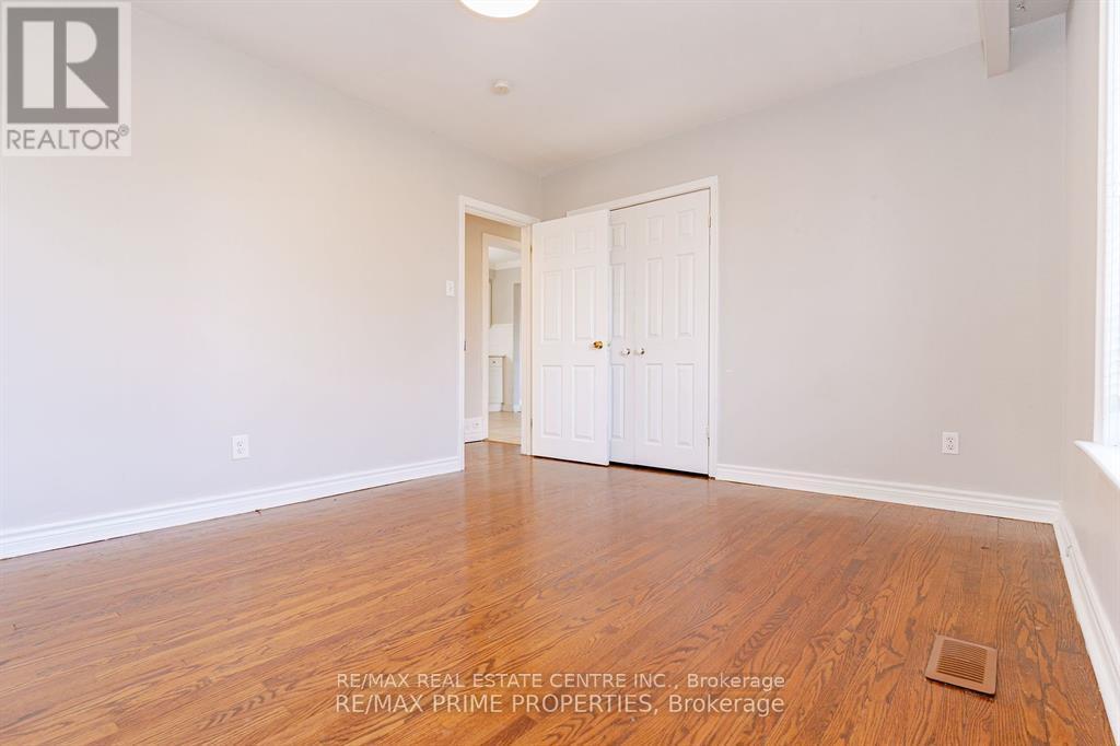 492 Pinegrove Road, Oakville, Ontario L6K 2C3 - Photo 13 - W12510810