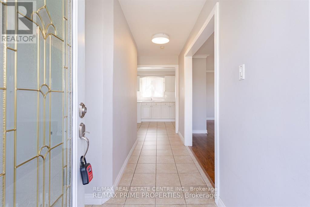 492 Pinegrove Road, Oakville, Ontario L6K 2C3 - Photo 6 - W12510810