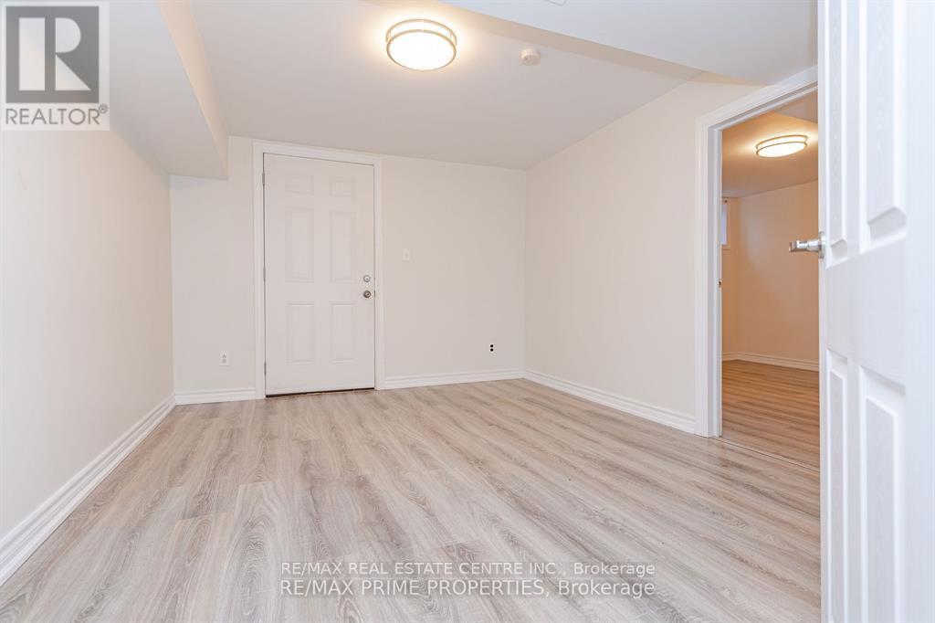 492 Pinegrove Road, Oakville, Ontario L6K 2C3 - Photo 19 - W12510810