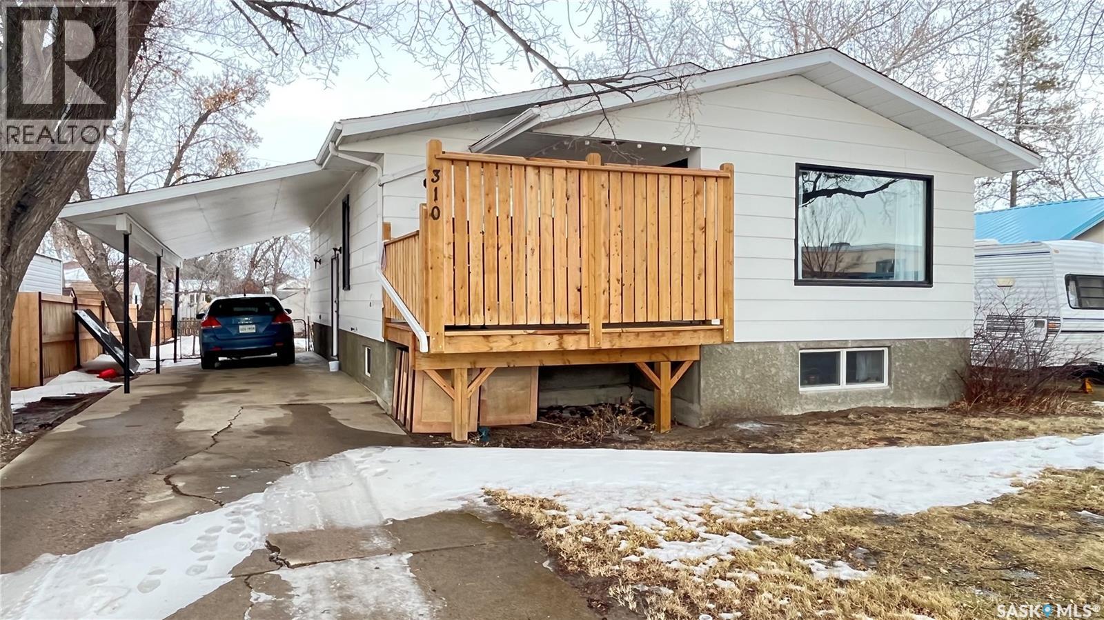 310 Louis Avenue, Maple Creek, Saskatchewan  S0N 1N0 - Photo 2 - SK025623
