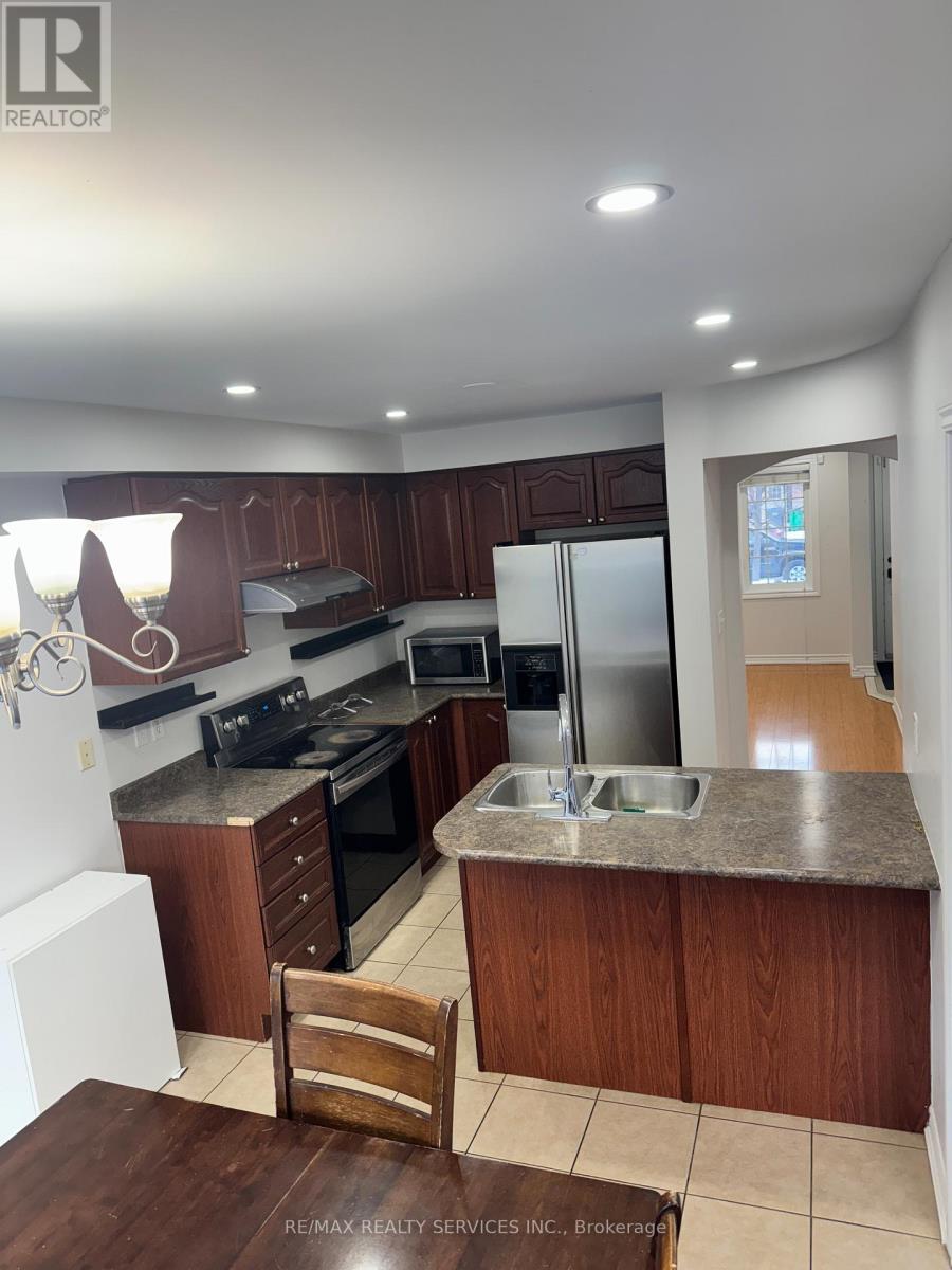 74 Severin Street, Brampton, Ontario  L6R 0P3 - Photo 5 - W12632944