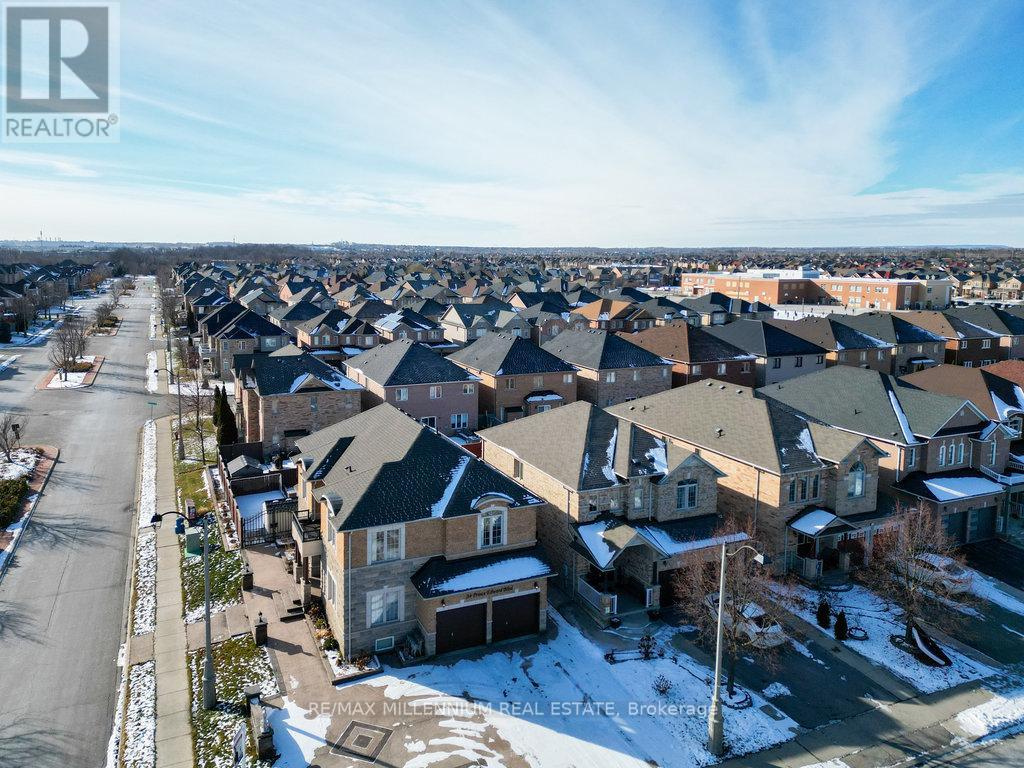 24 Prince Edward Boulevard, Brampton, Ontario  L6P 2N8 - Photo 2 - W12632946