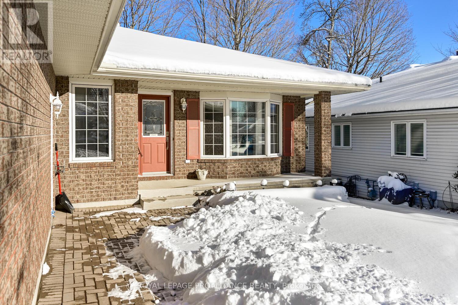 1003 Montrose Street, Brockville, Ontario K6V 7E9 - Photo 2 - X12430922