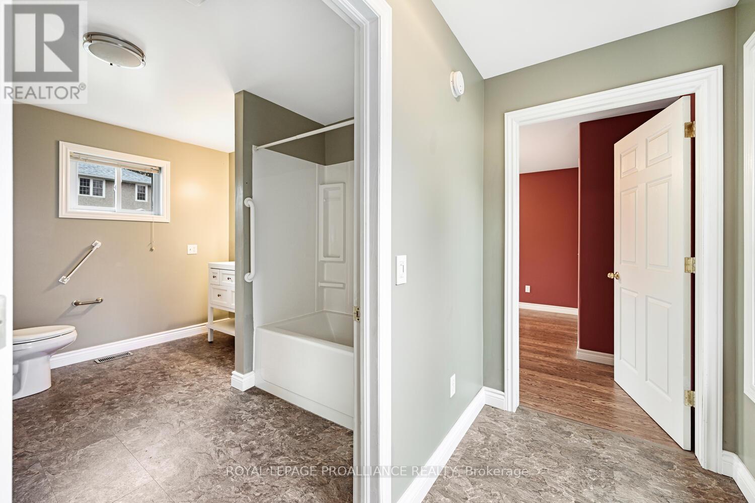 189 James Street E, Brockville, Ontario K6V 1L6 - Photo 12 - X12455734