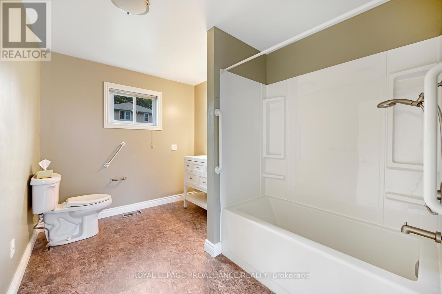 189 James Street E, Brockville, Ontario K6V 1L6 - Photo 13 - X12455734