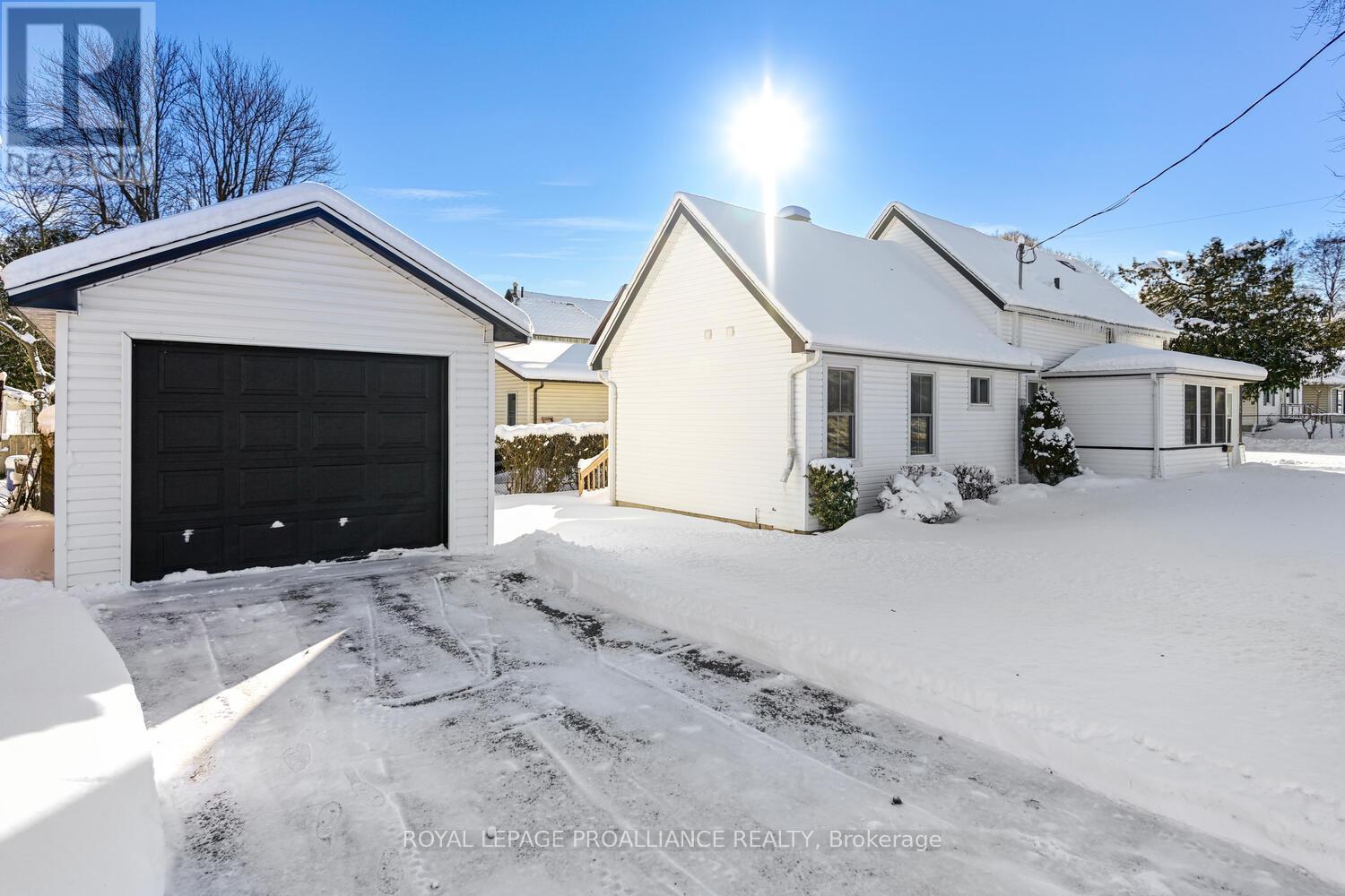 189 James Street E, Brockville, Ontario K6V 1L6 - Photo 2 - X12455734