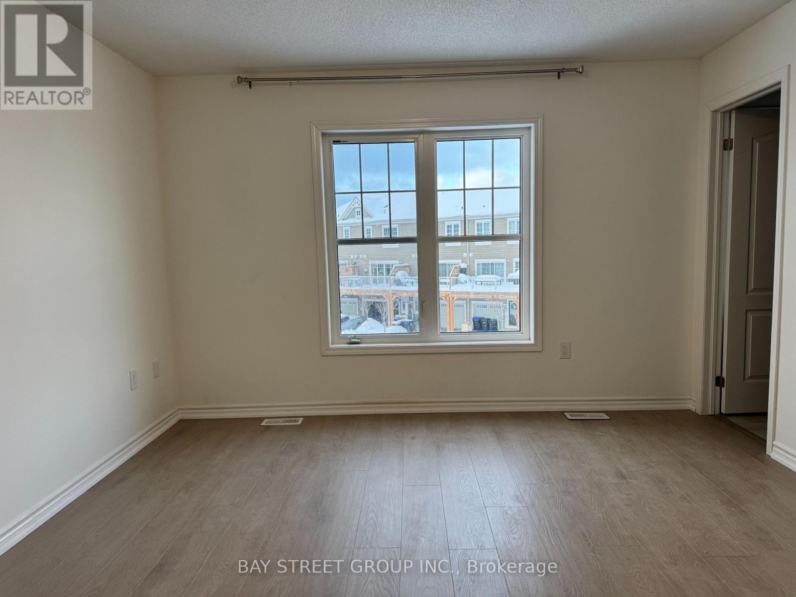 53 Shelburne Avenue, Wasaga Beach, Ontario L9Z 0J4 - Photo 15 - S12484477