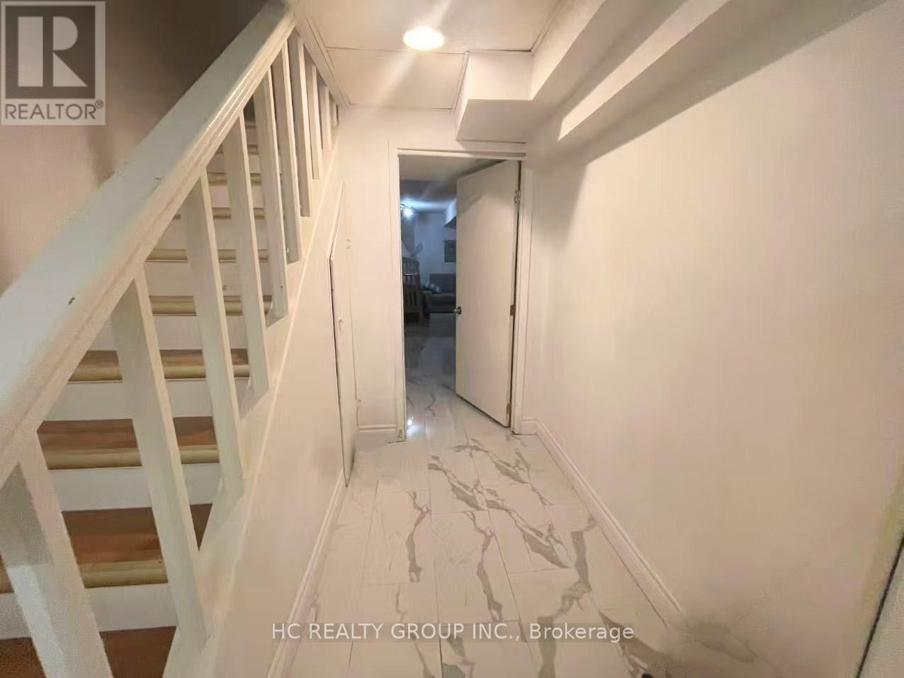 29 - 3025 Cedarglen Gate, Mississauga, Ontario L5C 2V7 - Photo 2 - W12632962