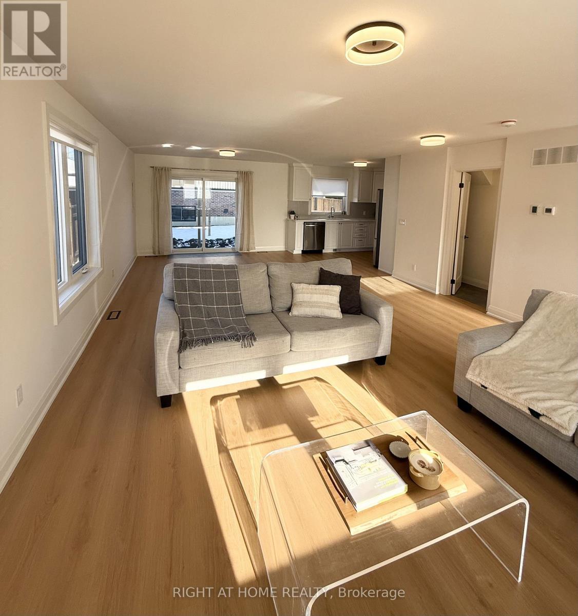 5a - 19 Arrowsmith Avenue, Toronto, Ontario  M6M 2W8 - Photo 6 - W12632964