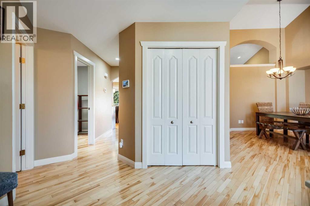 113 Somerside Green Sw, Calgary, Alberta T2Y 3G6 - Photo 4 - A2274710