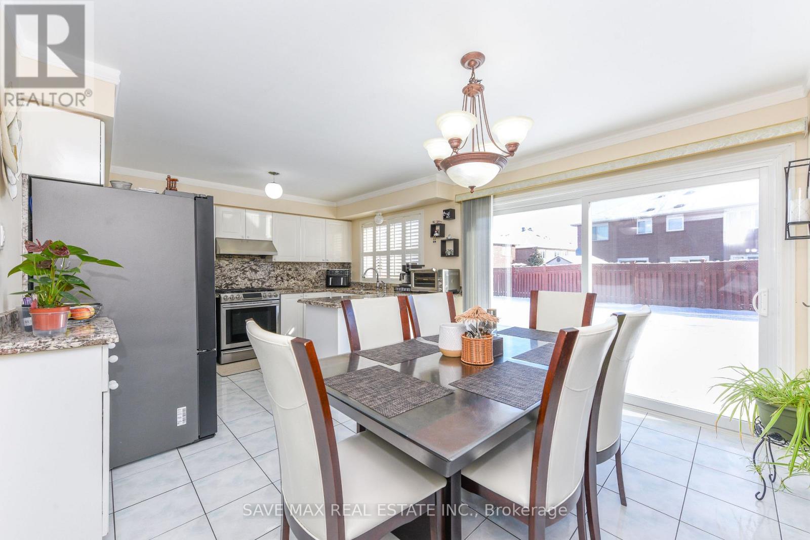 186 Mountainberry Road, Brampton, Ontario L6R 2L2 - Photo 11 - W12632984