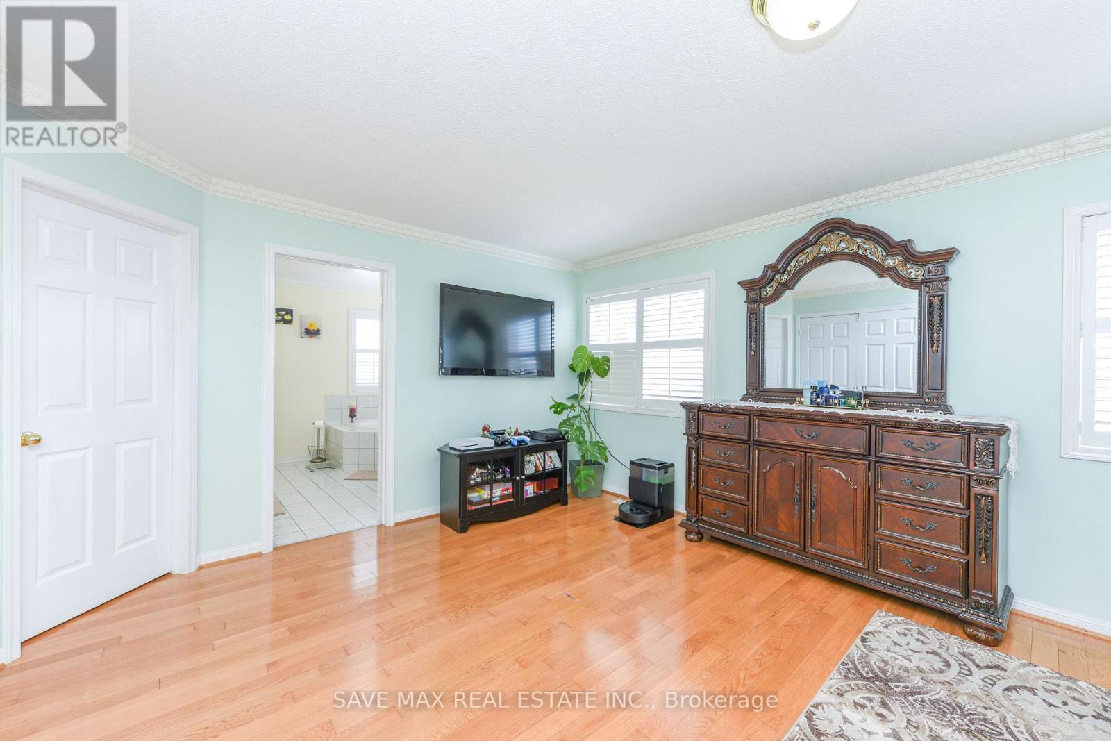 186 Mountainberry Road, Brampton, Ontario L6R 2L2 - Photo 17 - W12632984