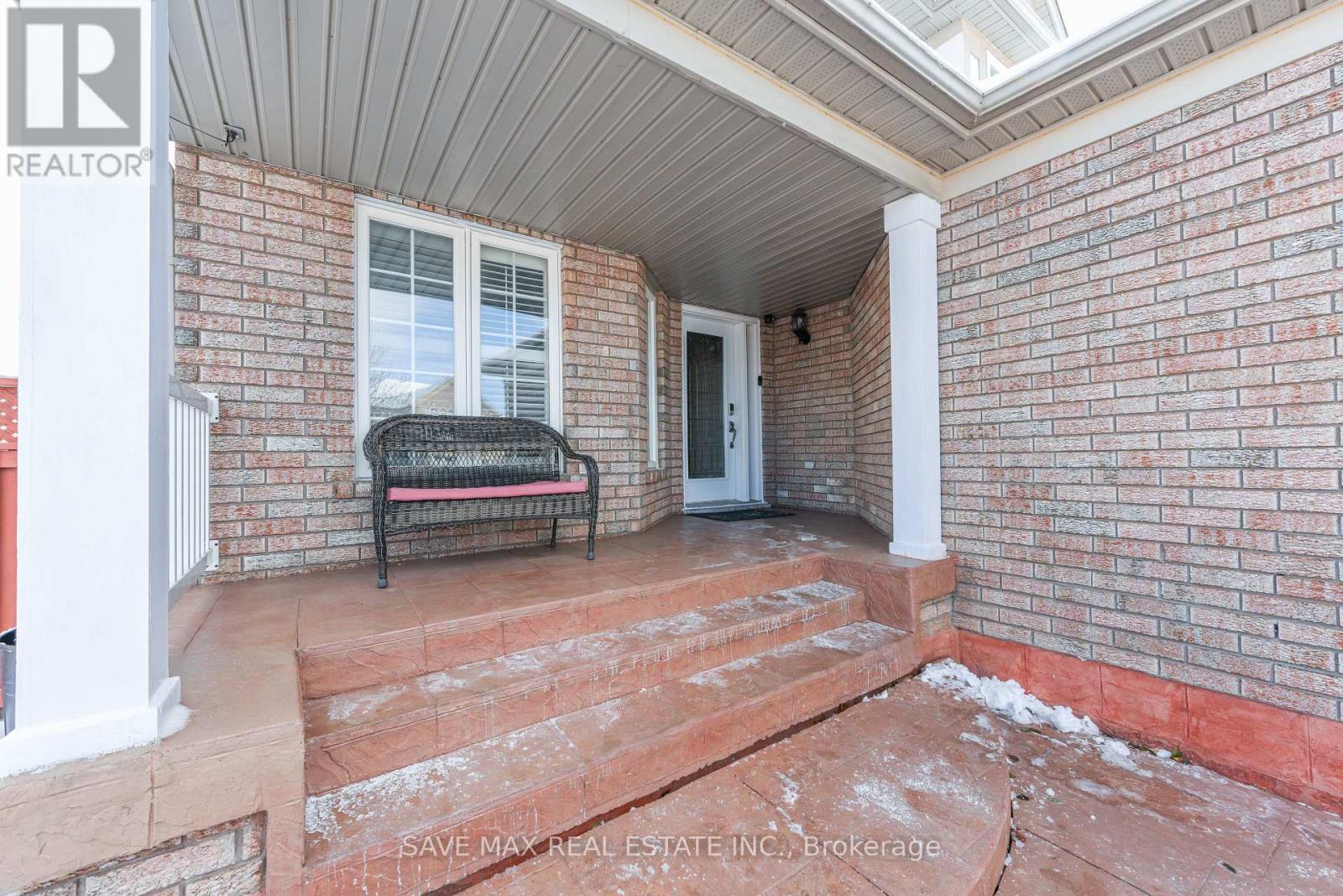 186 Mountainberry Road, Brampton, Ontario L6R 2L2 - Photo 2 - W12632984