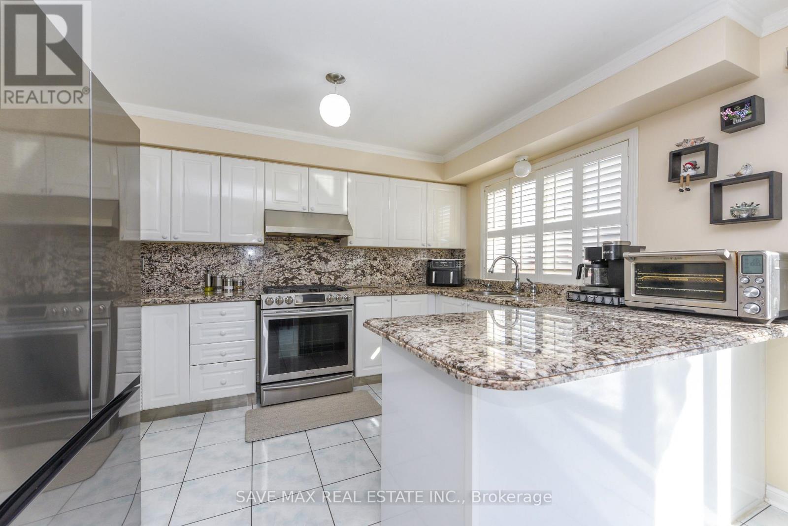 186 Mountainberry Road, Brampton, Ontario L6R 2L2 - Photo 7 - W12632984