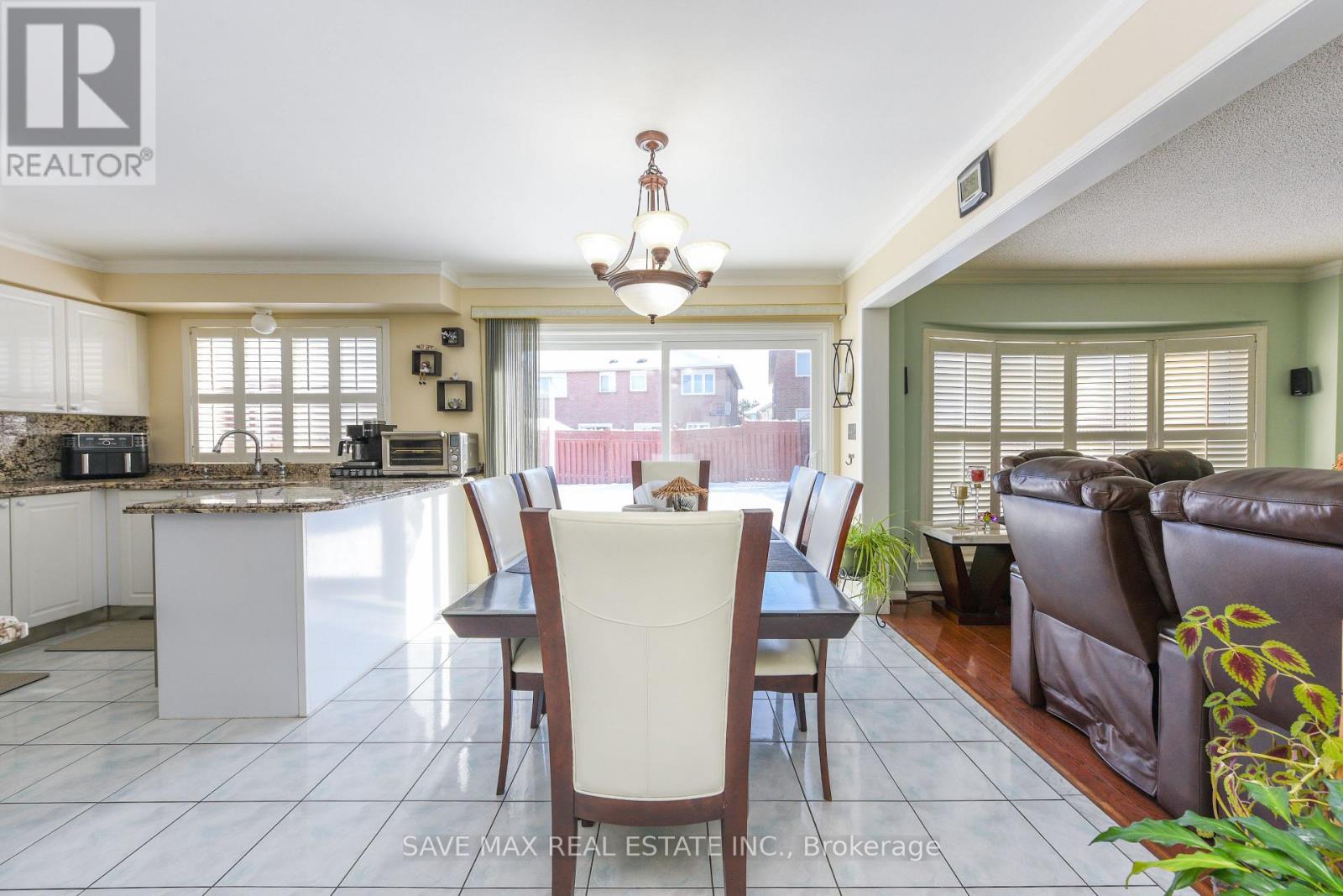 186 Mountainberry Road, Brampton, Ontario L6R 2L2 - Photo 9 - W12632984