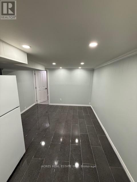 31 Sledman Street, Mississauga, Ontario  L4T 1K6 - Photo 3 - W12633006