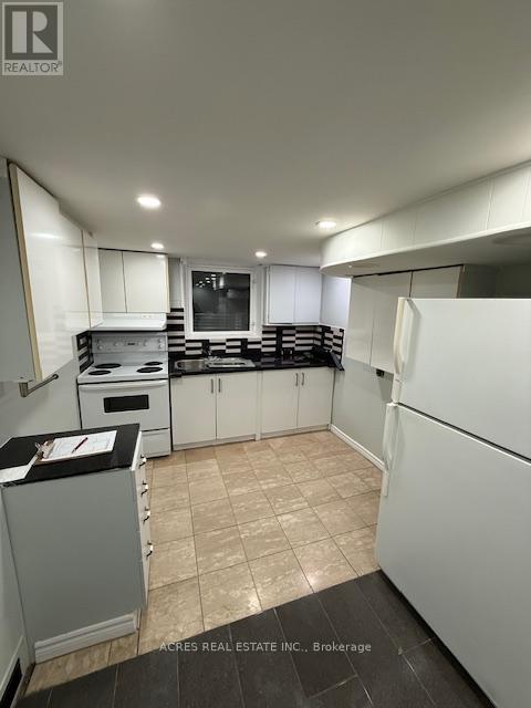 31 Sledman Street, Mississauga, Ontario  L4T 1K6 - Photo 4 - W12633006