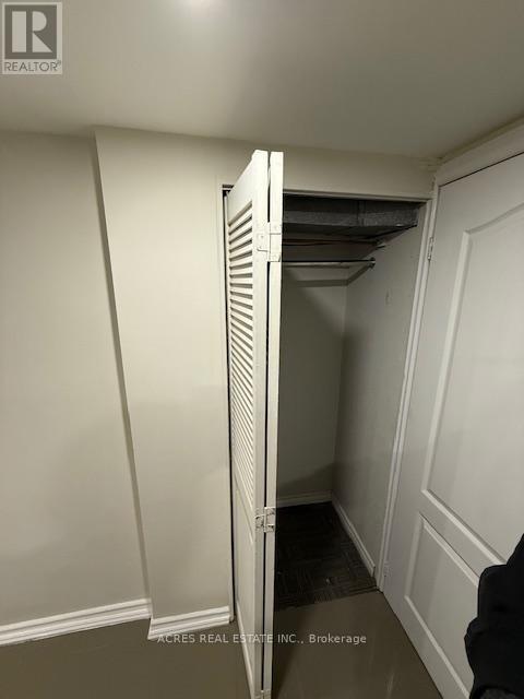 31 Sledman Street, Mississauga, Ontario  L4T 1K6 - Photo 8 - W12633006