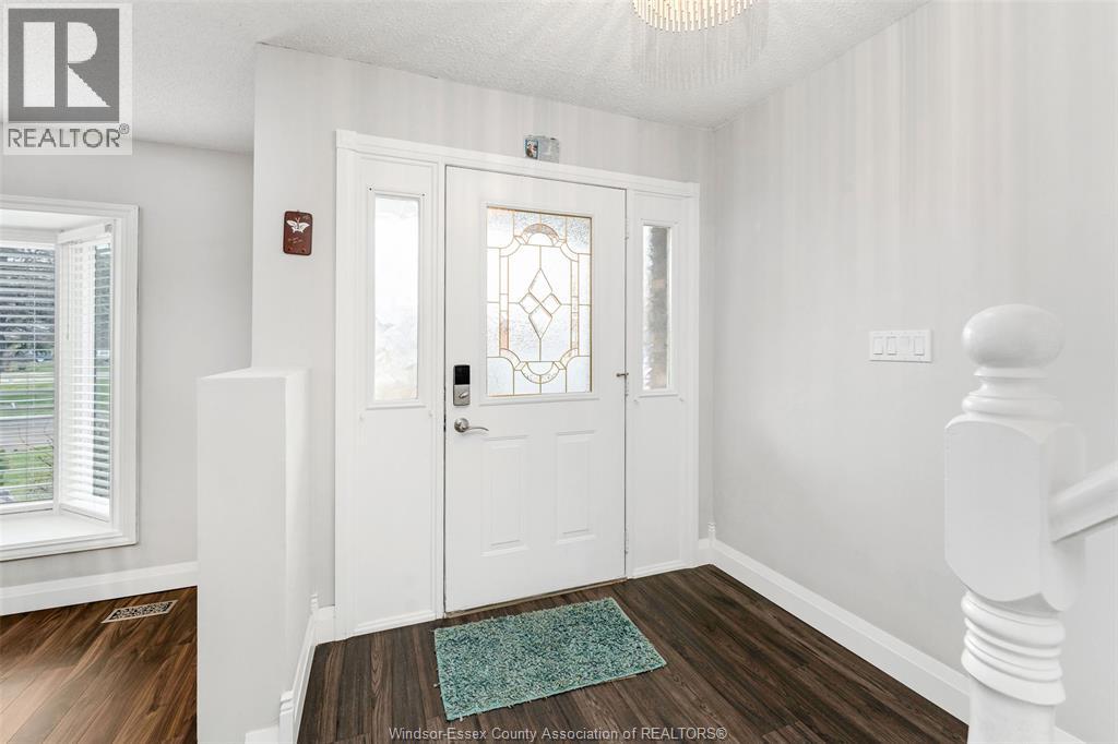 222 Donalda Court, Tecumseh, Ontario N8N 3K2 - Photo 4 - 25031653