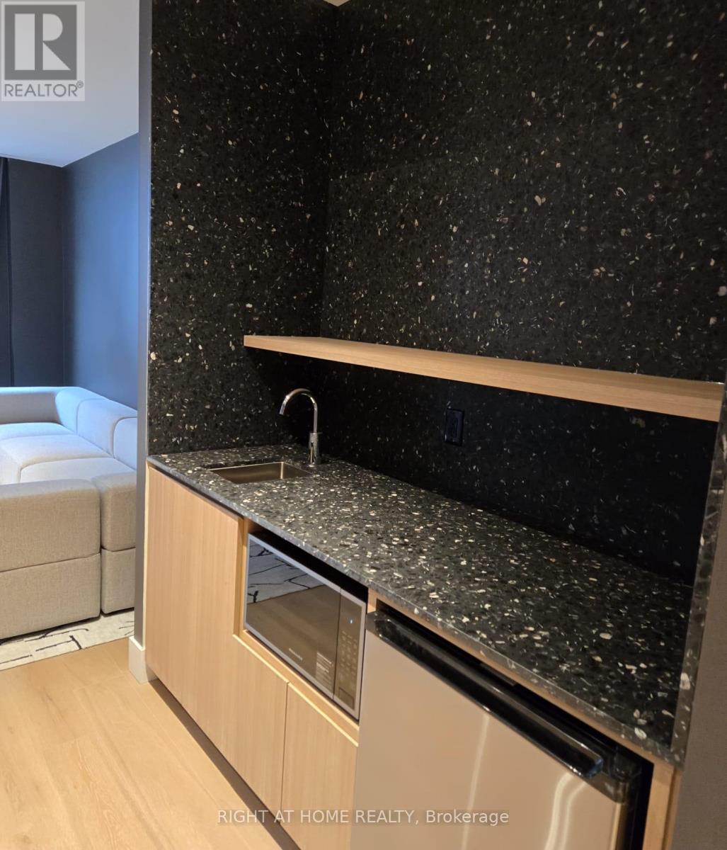 3207 - 395 Square One Drive, Mississauga, Ontario L5B 0P6 - Photo 17 - W12633026