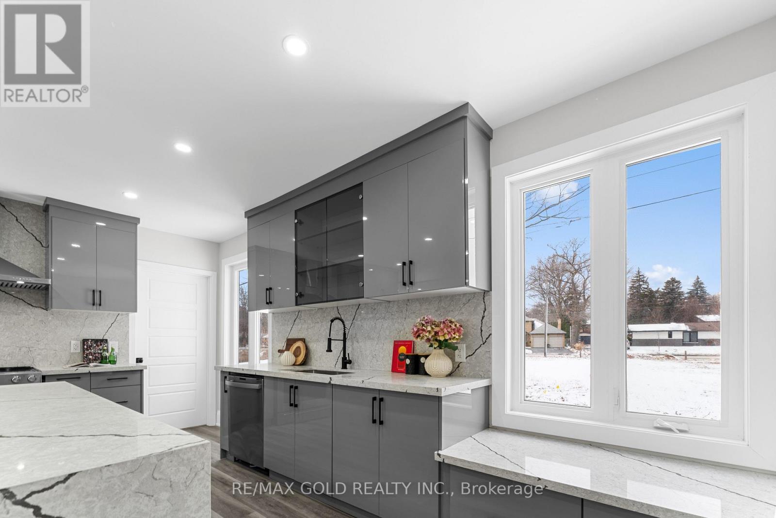 128 Premium Way, Mississauga (Cooksville), Ontario  L5B 1A2 - Photo 10 - W12632176