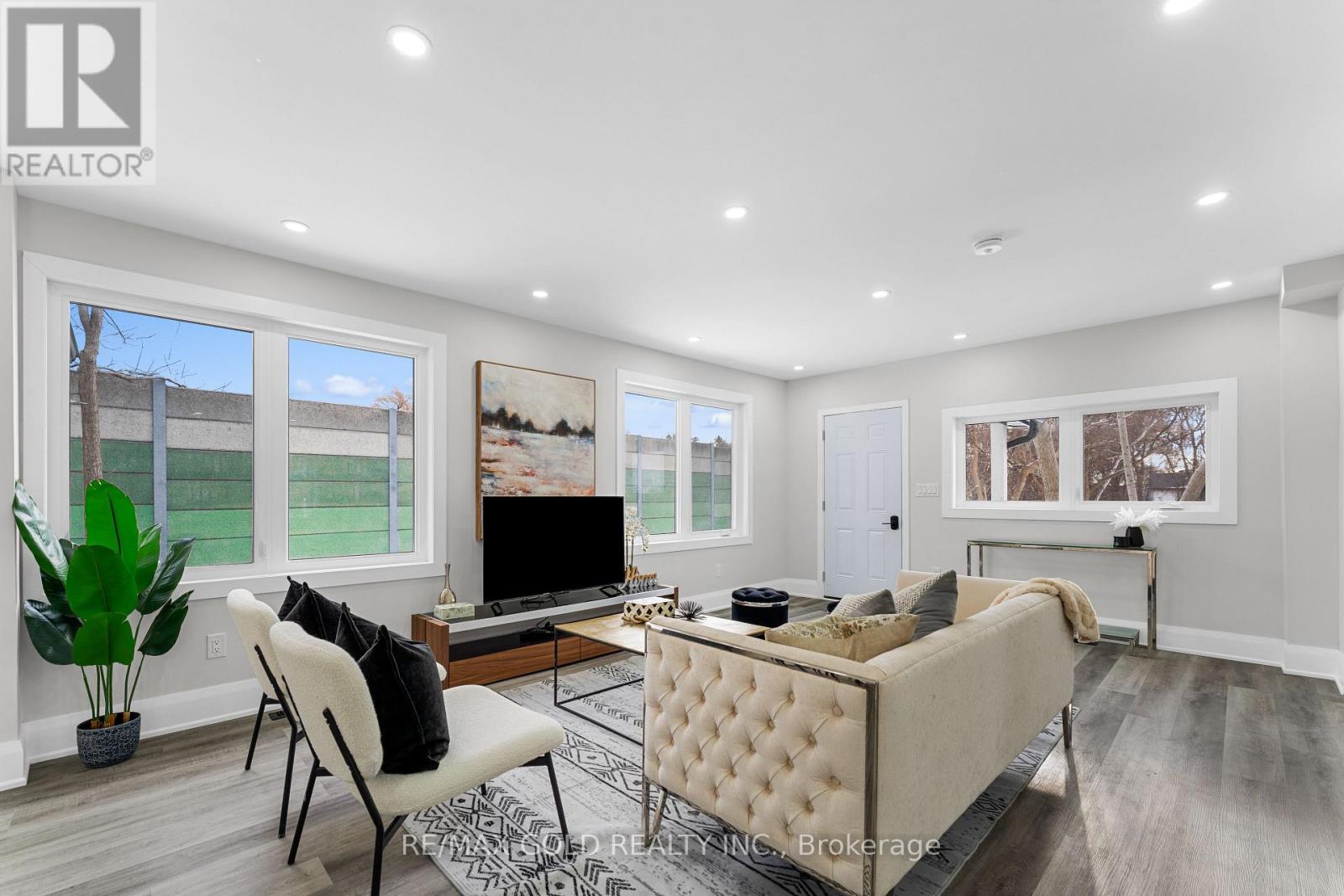 128 Premium Way, Mississauga (Cooksville), Ontario  L5B 1A2 - Photo 7 - W12632176