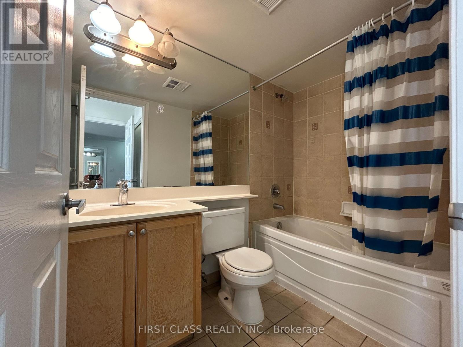 1612 - 3880 Duke Of York Boulevard, Mississauga, Ontario  L5B 4M7 - Photo 13 - W12433976