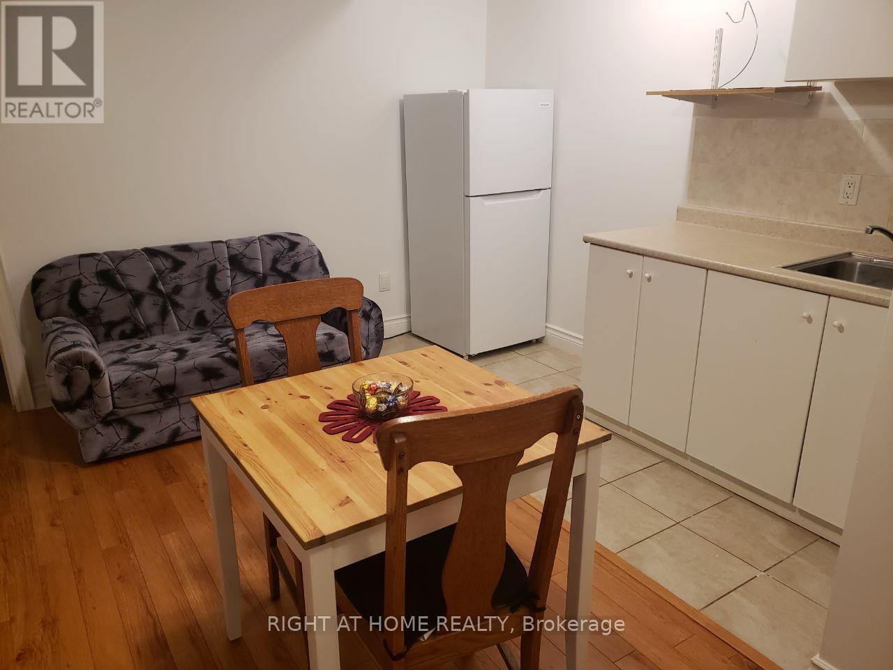 10 Fisico Court, Markham, Ontario  L4B 3Z2 - Photo 3 - N12633082