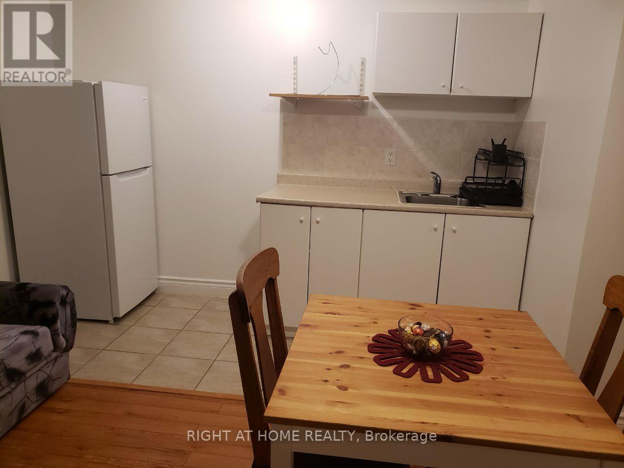 10 Fisico Court, Markham, Ontario  L4B 3Z2 - Photo 4 - N12633082