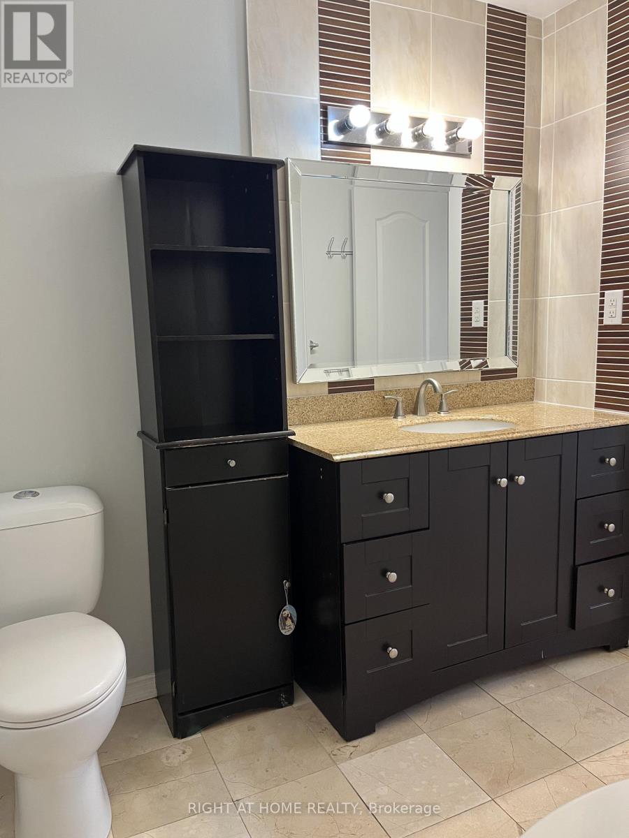 758 Greenore Road W, Mississauga, Ontario  L4Y 2V4 - Photo 10 - W12633040