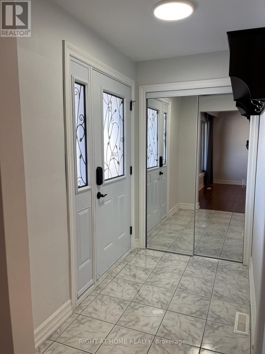 758 Greenore Road W, Mississauga, Ontario  L4Y 2V4 - Photo 13 - W12633040