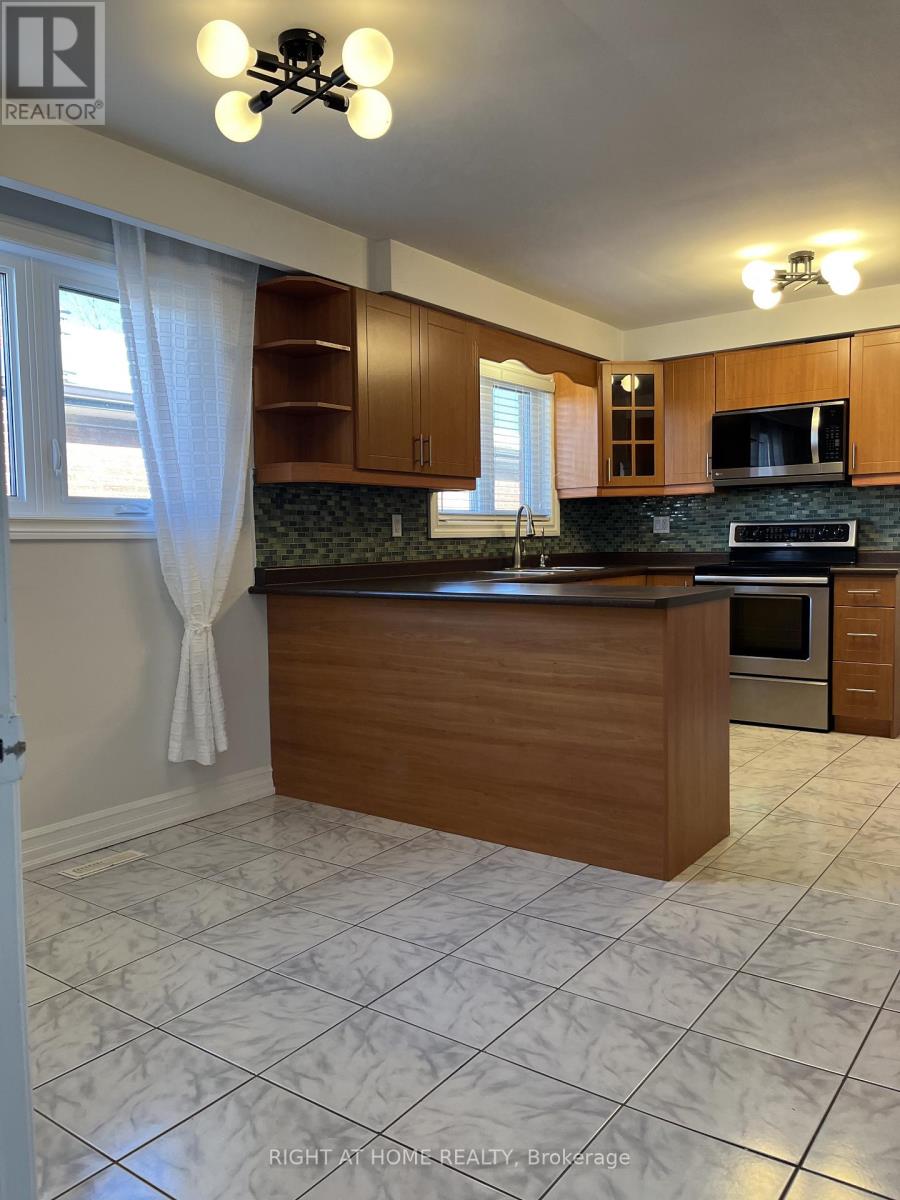 758 Greenore Road W, Mississauga, Ontario  L4Y 2V4 - Photo 3 - W12633040