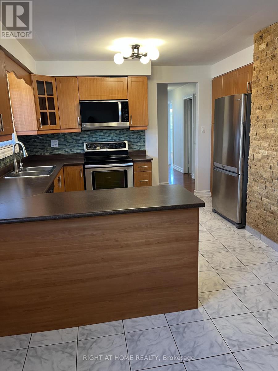 758 Greenore Road W, Mississauga, Ontario  L4Y 2V4 - Photo 4 - W12633040