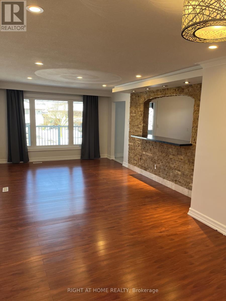 758 Greenore Road W, Mississauga, Ontario  L4Y 2V4 - Photo 5 - W12633040