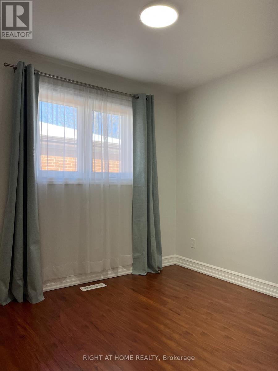 758 Greenore Road W, Mississauga, Ontario  L4Y 2V4 - Photo 8 - W12633040