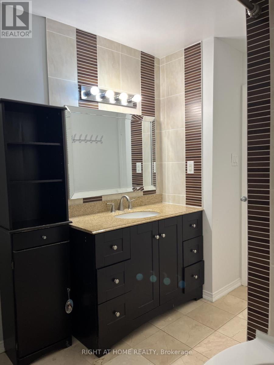 758 Greenore Road W, Mississauga, Ontario  L4Y 2V4 - Photo 9 - W12633040