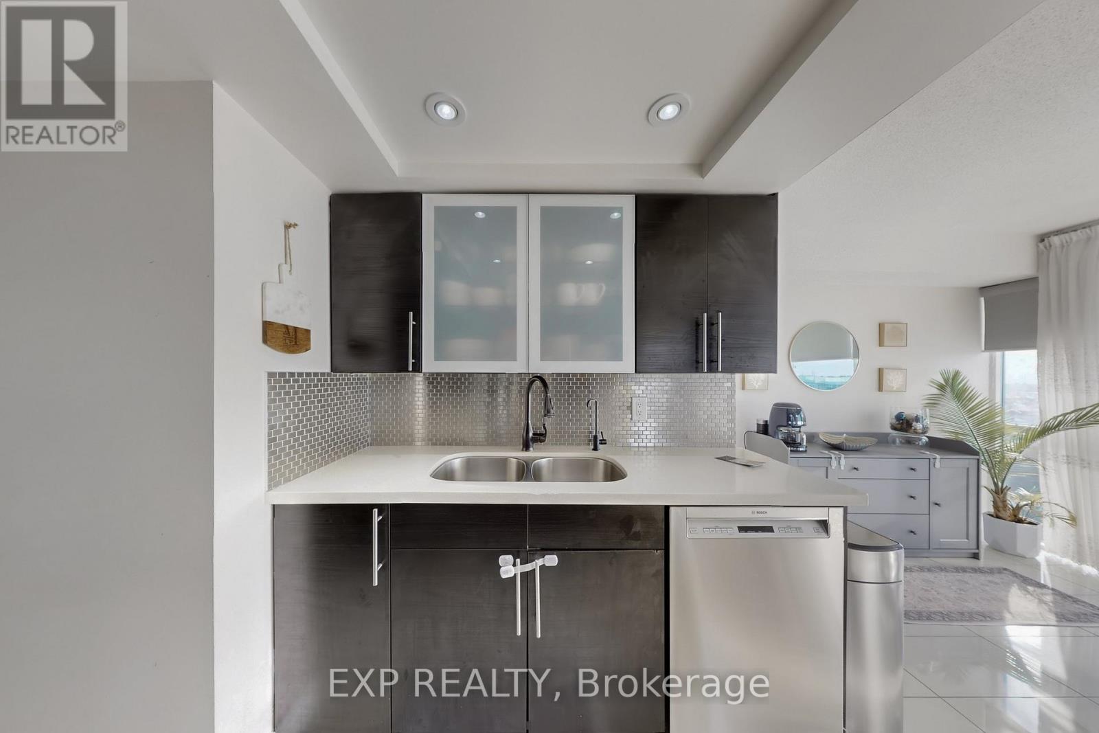 1001 - 350 Webb Drive, Mississauga, Ontario  L5B 3W4 - Photo 14 - W12633084