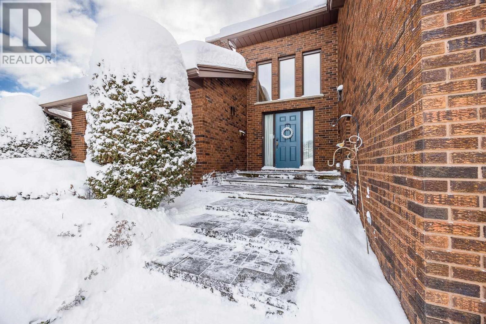 109 Greenview Lane, Sault Ste. Marie, Ontario P6A 6L1 - Photo 4 - SM253435