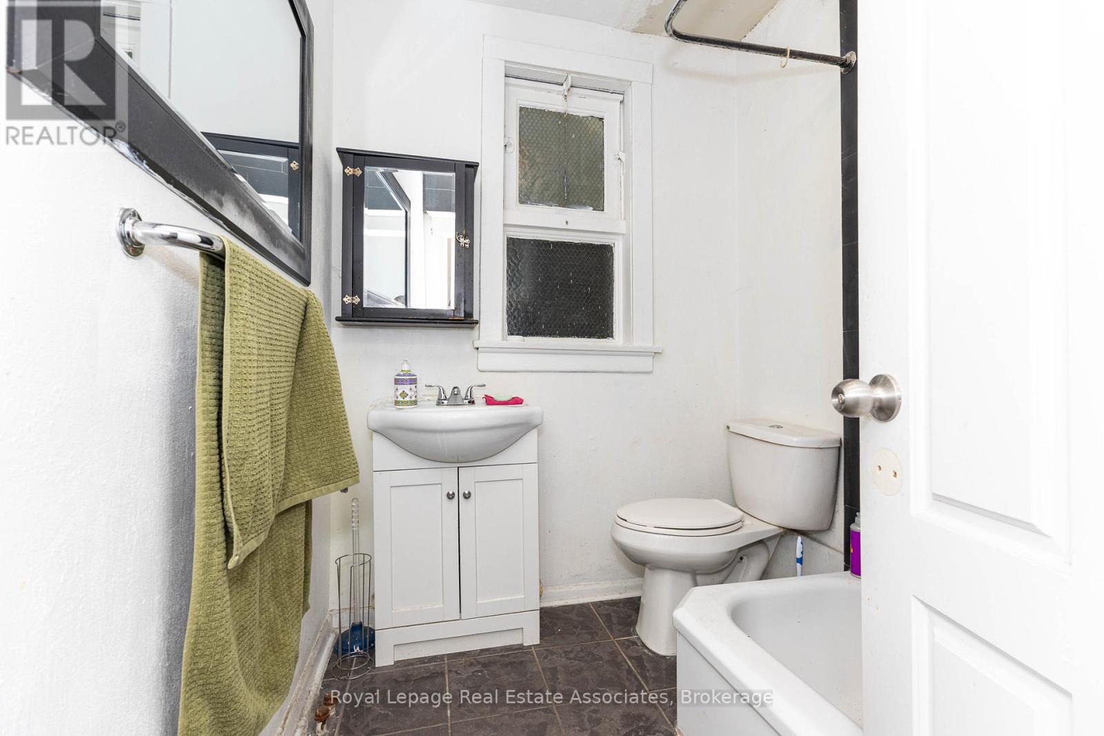 Second Floor - 497 Bloor Street W, Toronto, Ontario  M5S 1Y2 - Photo 16 - C12387957