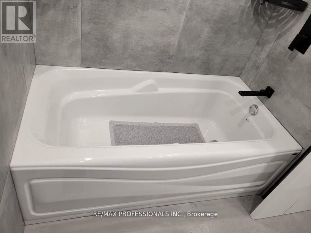 15 Ridge Drive, Oakville, Ontario  L6H 1B7 - Photo 19 - W12633120