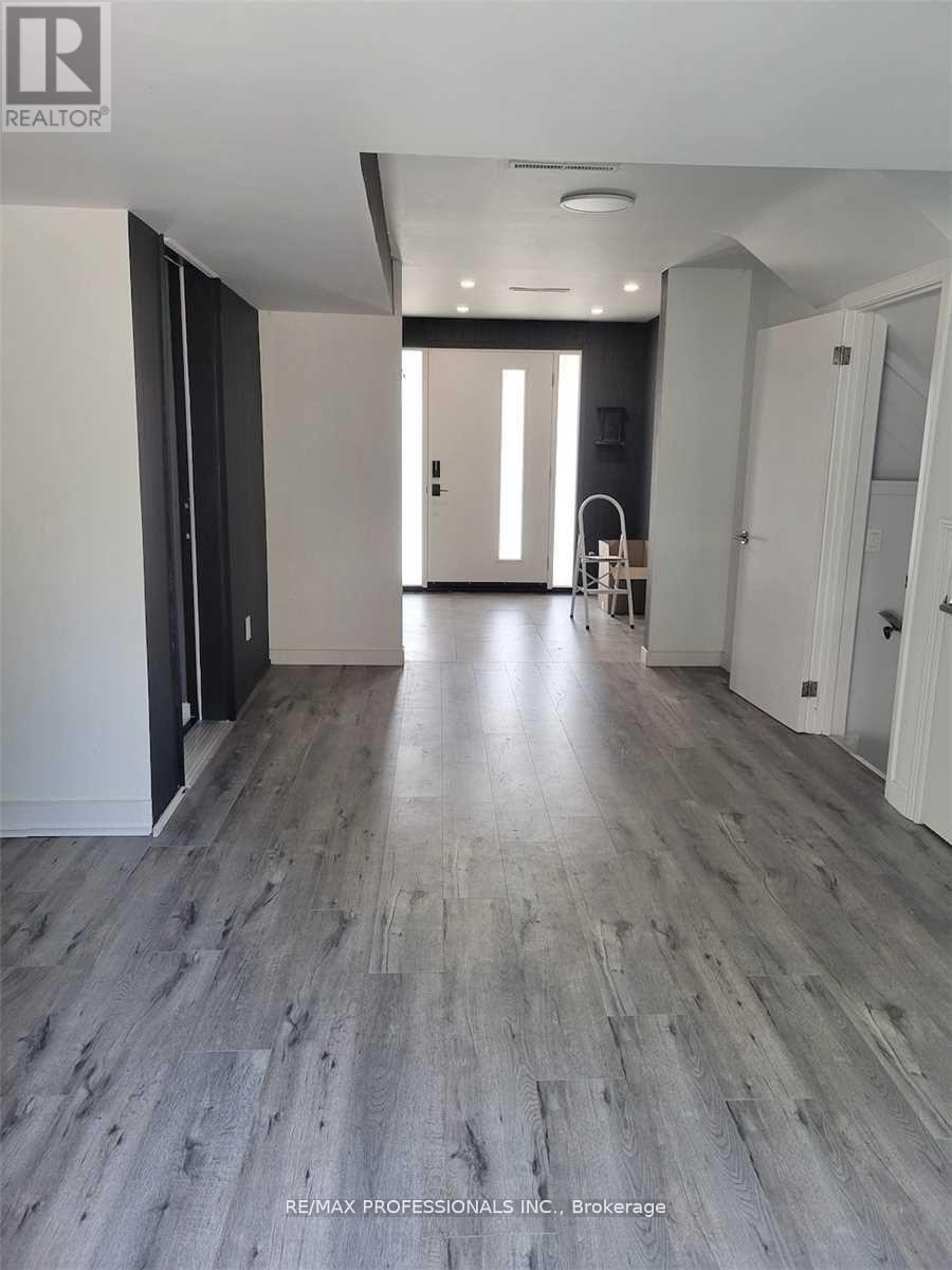 15 Ridge Drive, Oakville, Ontario  L6H 1B7 - Photo 2 - W12633120