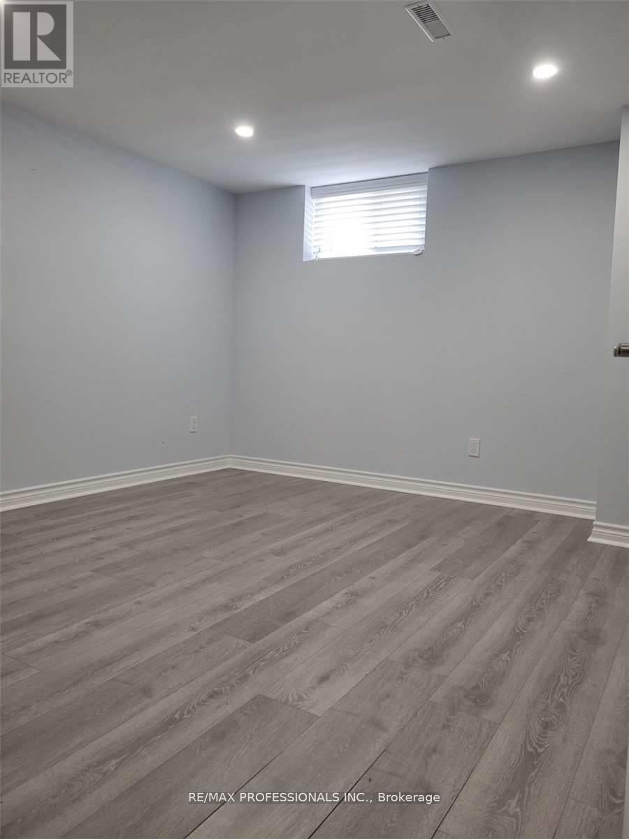 15 Ridge Drive, Oakville, Ontario  L6H 1B7 - Photo 22 - W12633120