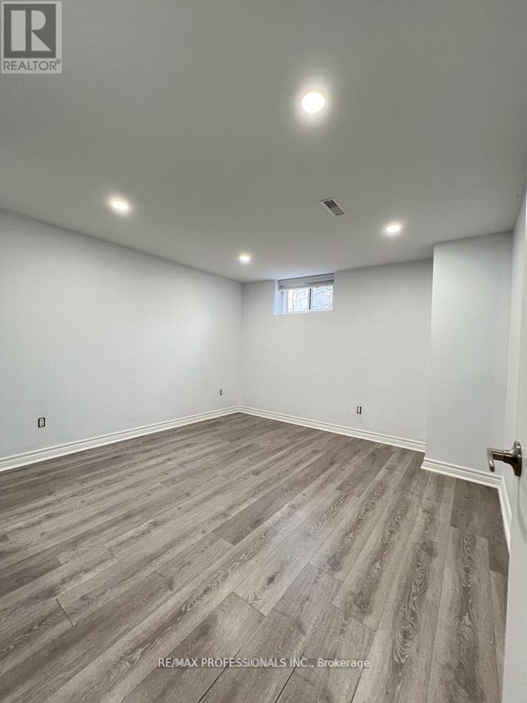 15 Ridge Drive, Oakville, Ontario  L6H 1B7 - Photo 23 - W12633120