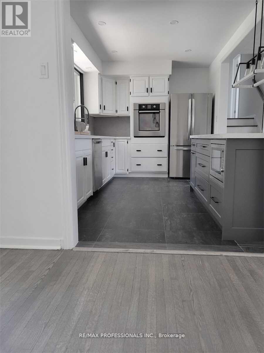 15 Ridge Drive, Oakville, Ontario  L6H 1B7 - Photo 3 - W12633120