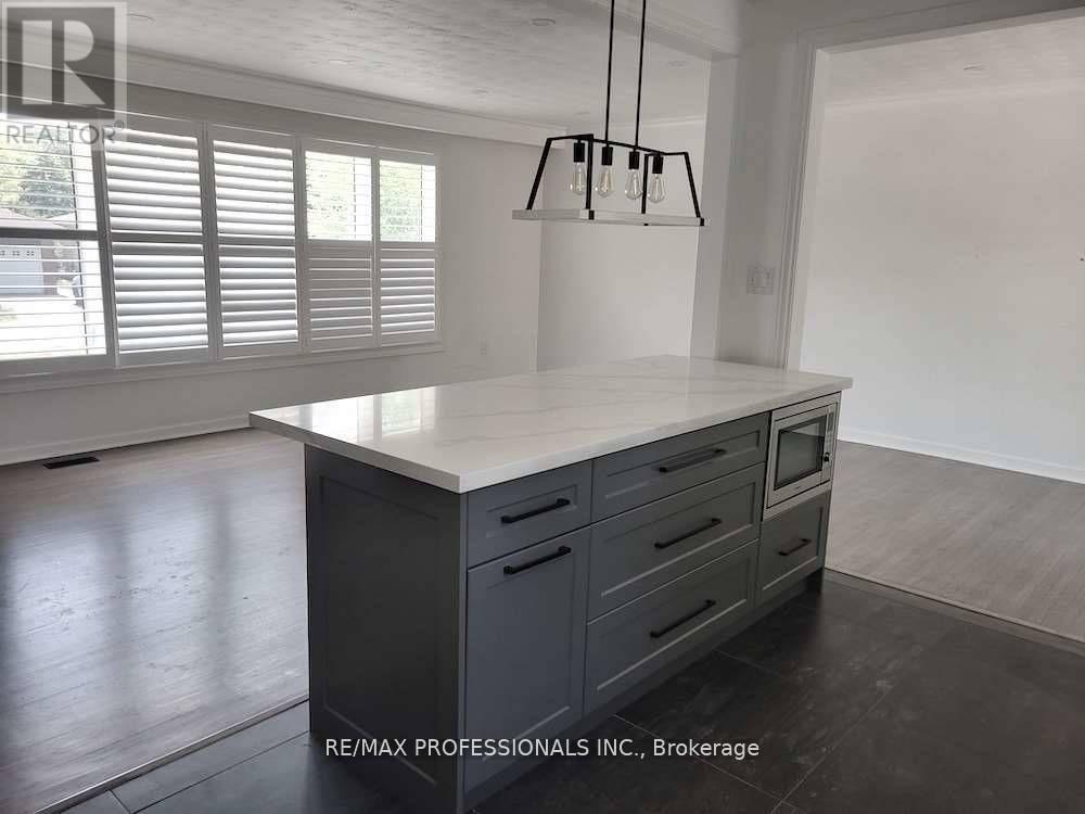 15 Ridge Drive, Oakville, Ontario  L6H 1B7 - Photo 4 - W12633120