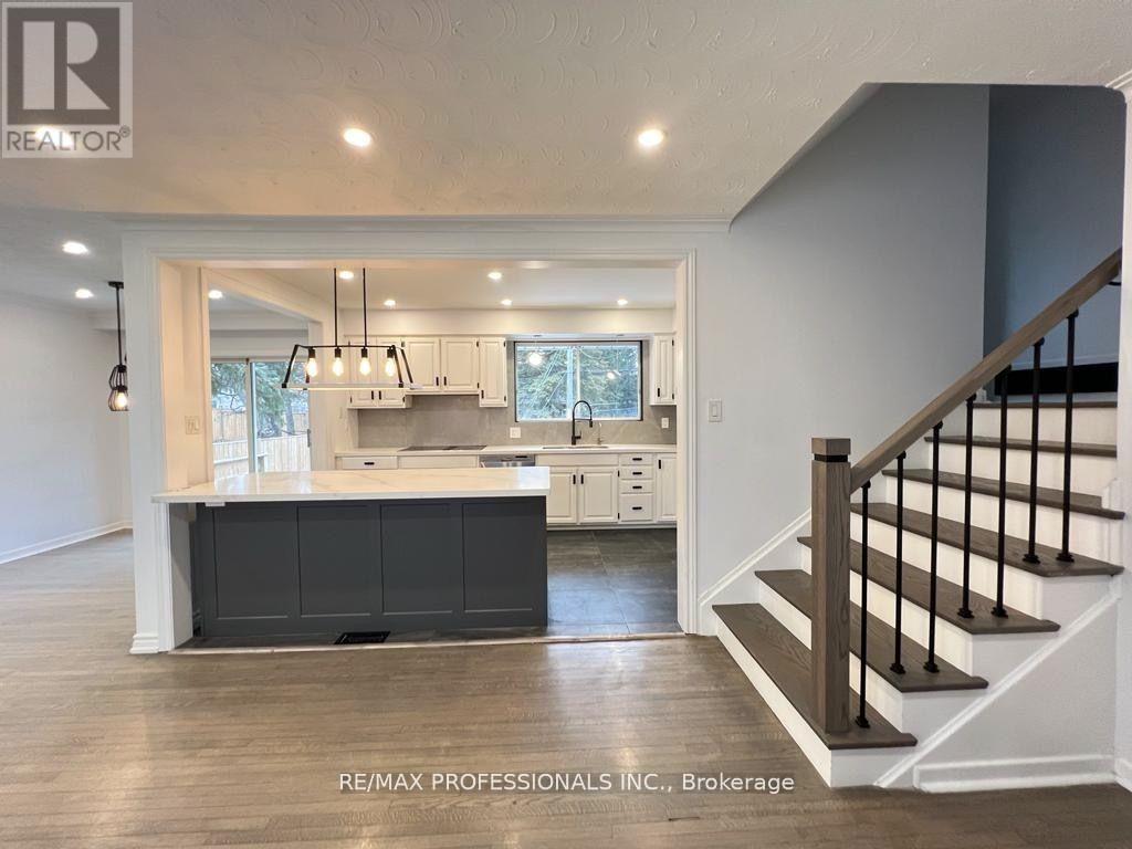 15 Ridge Drive, Oakville, Ontario  L6H 1B7 - Photo 6 - W12633120